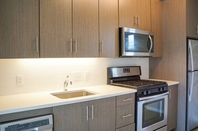 Foto del edificio - Corner 2nd Floor 1 Bdr w/Dishwasher, W&D, Condo Finishes!
