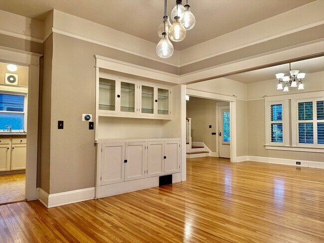 Building Photo - Beautiful 4 Bedroom Home Just Two Blocks f...