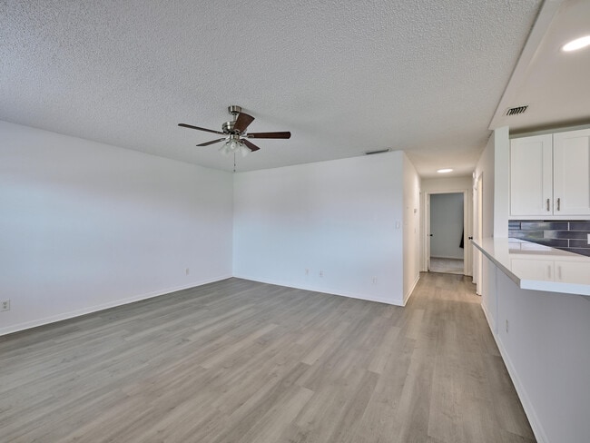Foto del edificio - 227 Castlewood Dr
