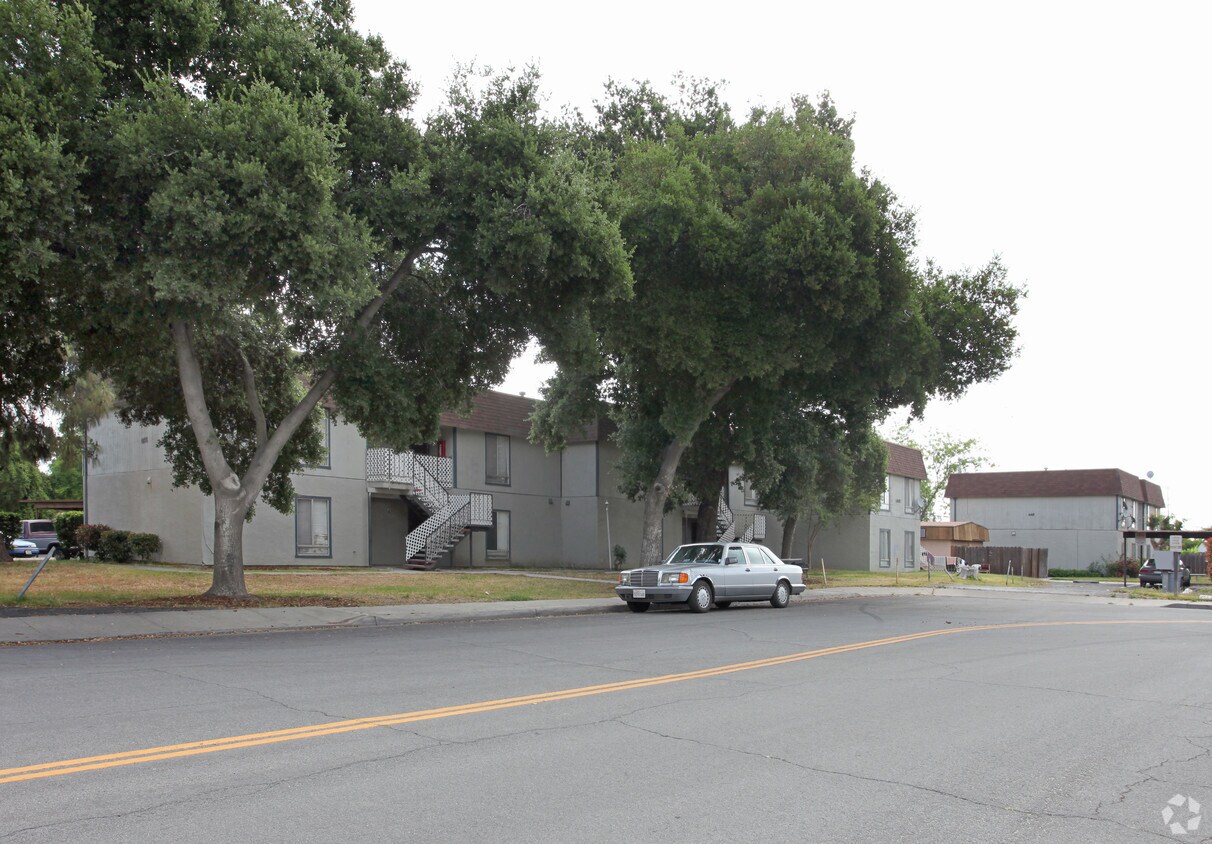 Primary Photo - 420 Swan St