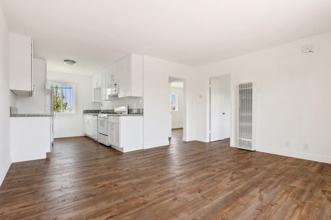 Building Photo - 1212 W 107th St