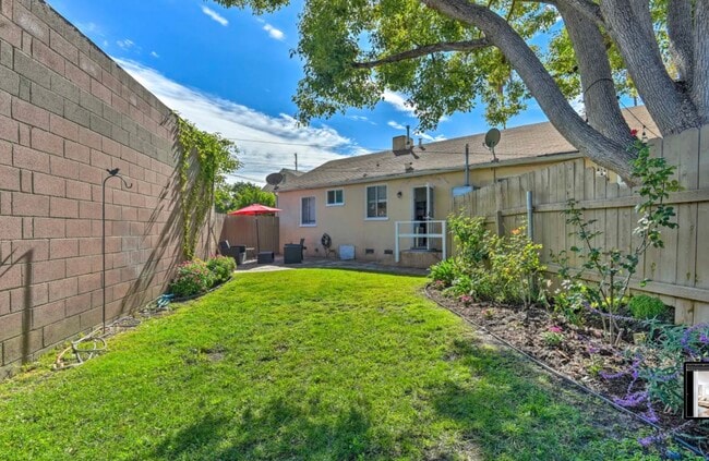 Building Photo - 504 N Rosemary Ln