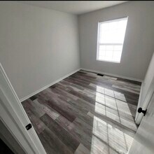 Building Photo - 2323 W Osterhout Ave