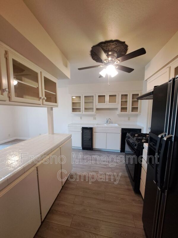 Foto del edificio - 4919 N Millbrook Ave