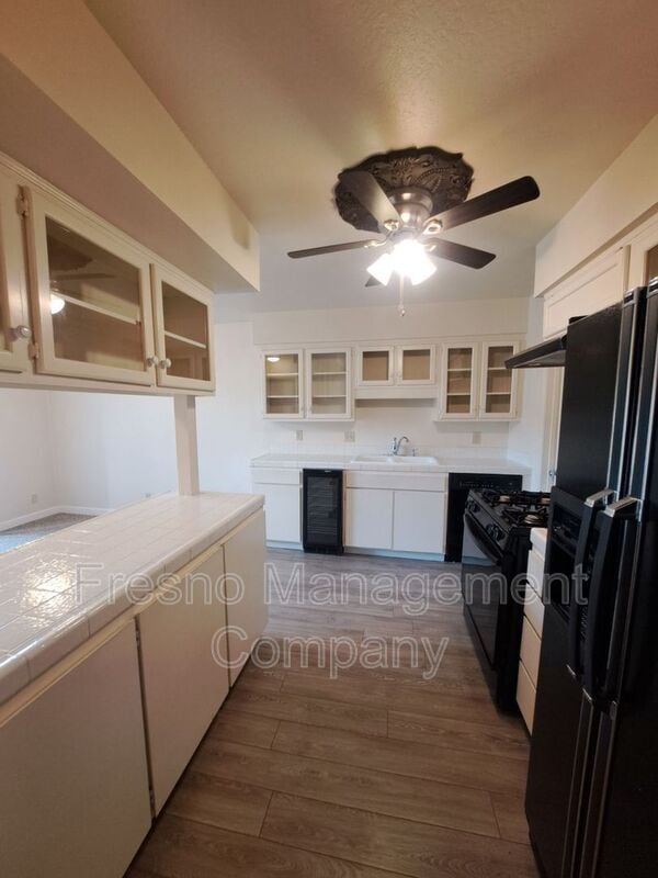 Building Photo - 4919 N Millbrook Ave