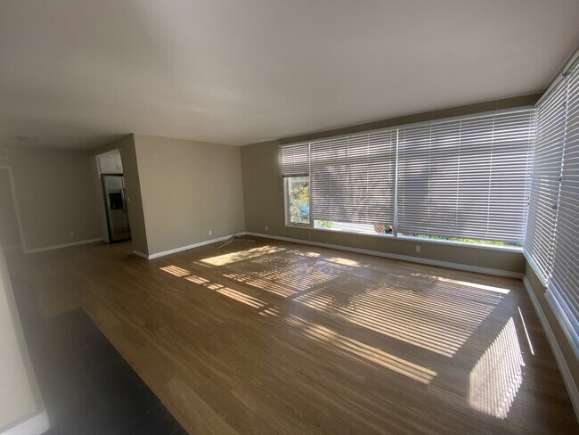 Foto del edificio - 300 Dahlia Pl