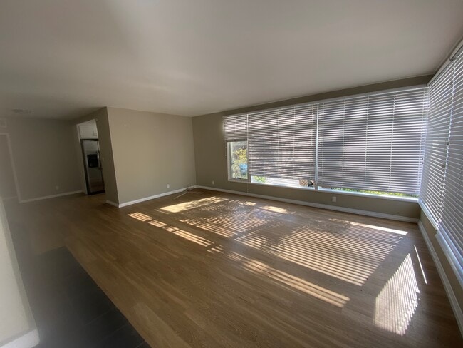 Building Photo - 300 Dahlia Pl