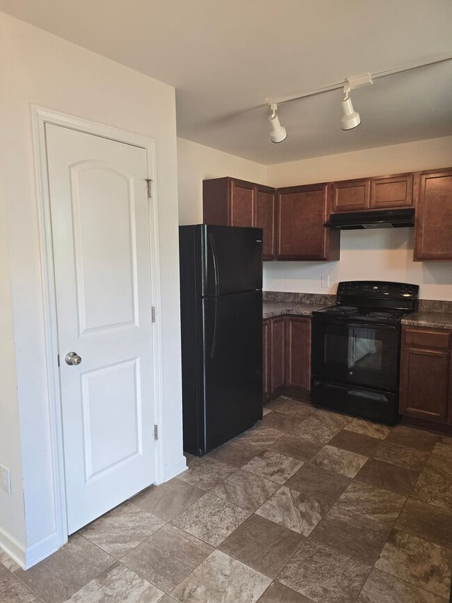 Building Photo - New Listing!