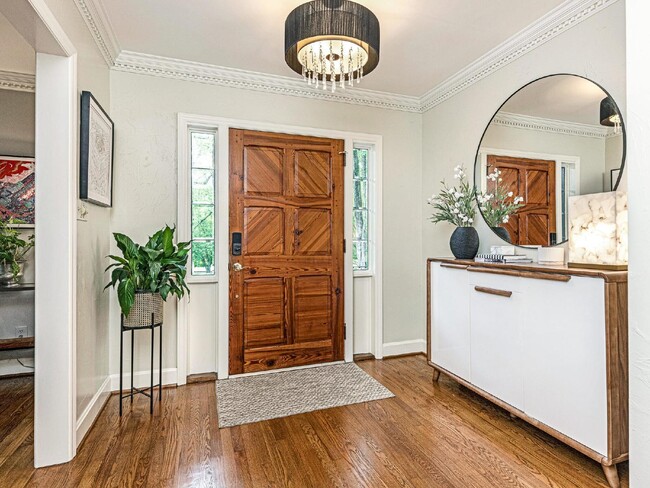 Foto del edificio - Old Foxcroft Classic 5 BD, 3.5 Bth