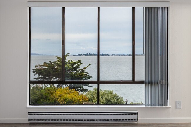 Foto del edificio - REMODELED TOP FLOOR, WATER VIEW STUDIO