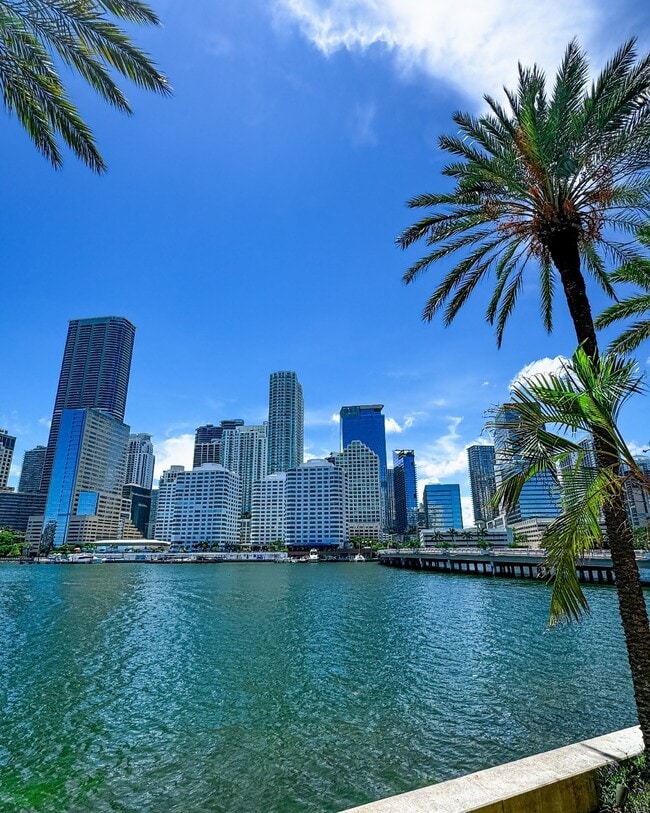 Foto del edificio - 999 Brickell Bay Dr