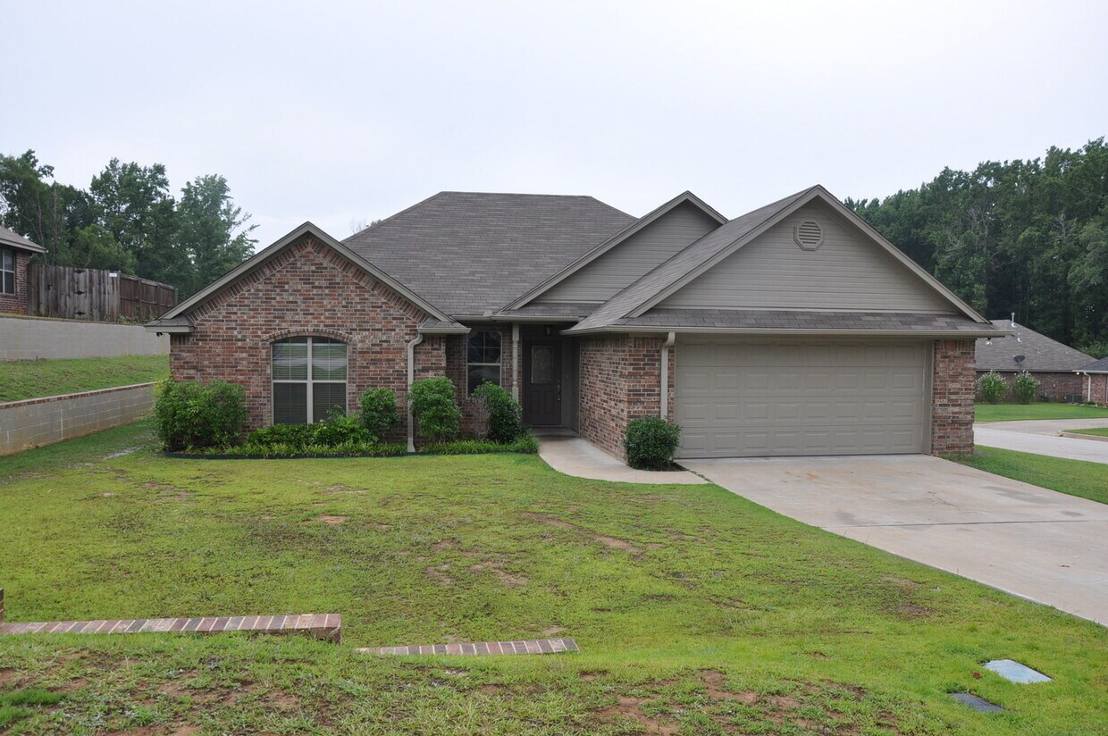 Foto principal - Coming Soon! Lovely 3 Bedroom 2 Bath Home ...