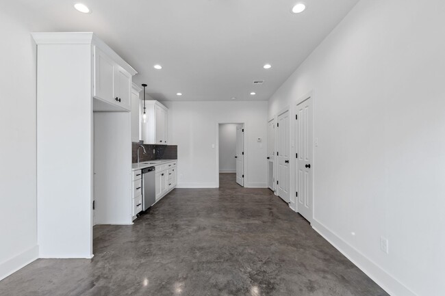 Building Photo - 104 Winged Elm Lane