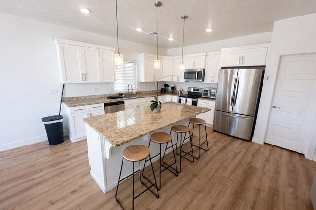 Building Photo - 4-Bed Stand Alone Home! 6+ Month Lease