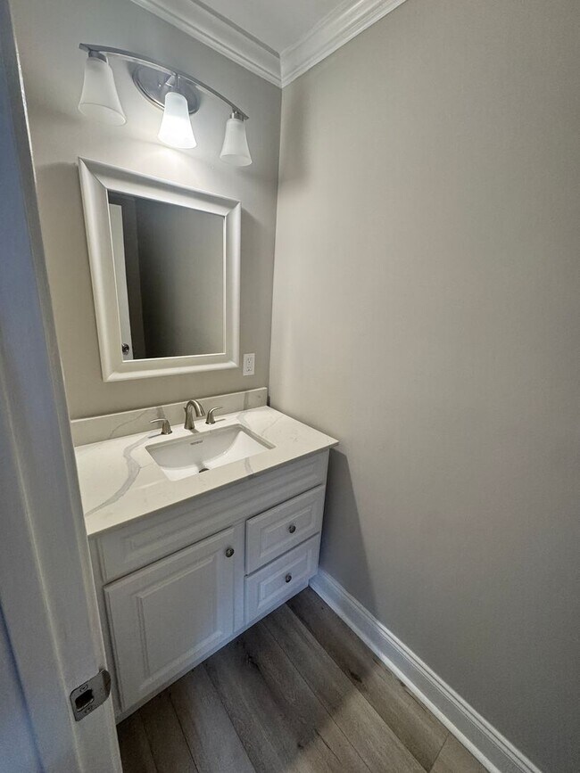 Foto del edificio - 4 bedroom 2.5 bath with large yard and in ground pool