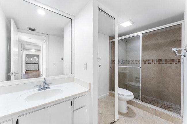 Foto del edificio - 1700 Embassy Dr