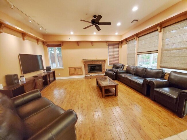 Foto del edificio - 3435 Gravina Pl