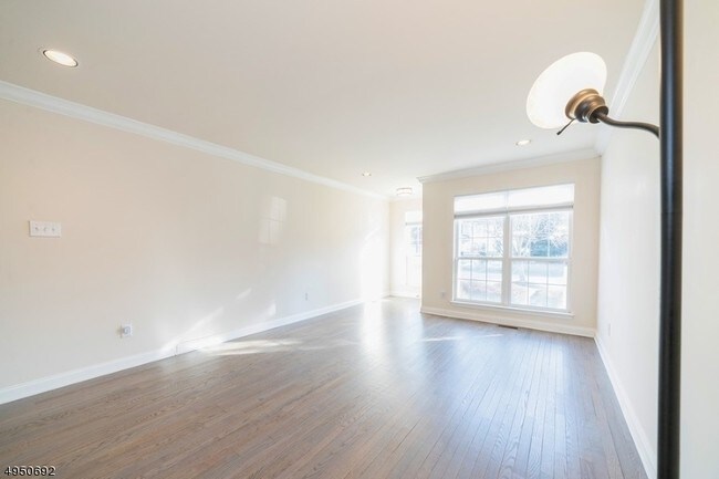 Building Photo - 905 S Branch Dr
