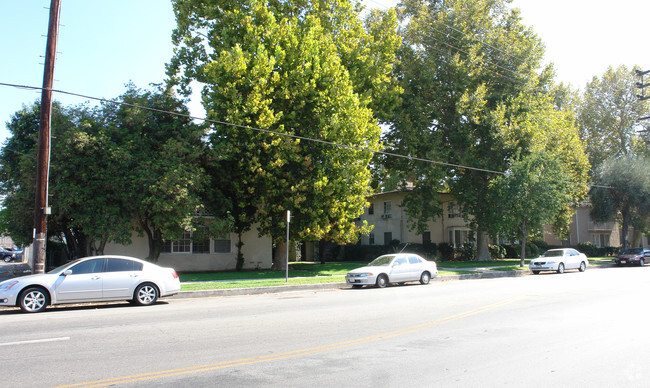 Building Photo - 5936-5944 Hazeltine Ave