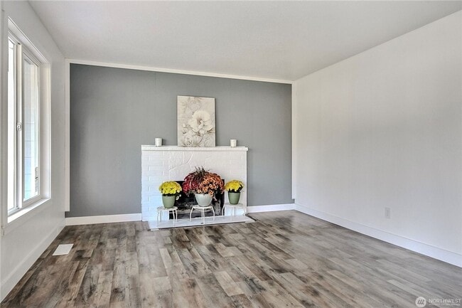 Building Photo - Huge fenced yard 3 Bedroom Fresh remodel