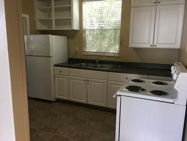 Building Photo - Downtown All Electric Redding Cottage