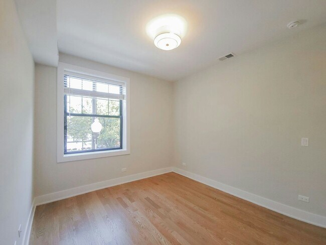 Foto del edificio - 2028 W Montrose Ave