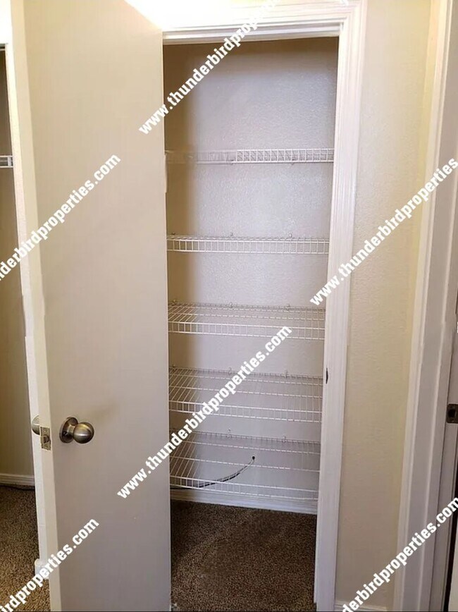 Building Photo - Great location - 4 Bedroom, 2 Bathroom, 2 ...