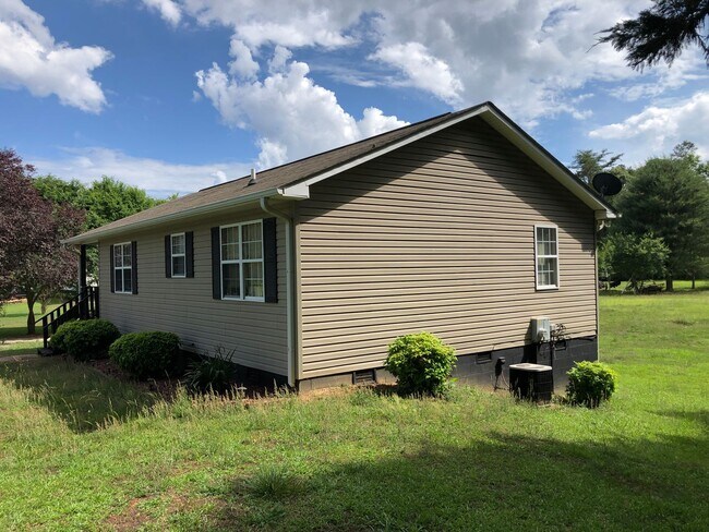 Foto del edificio - Available August 2025 | 3BR 1 BATH W/LAWNC...