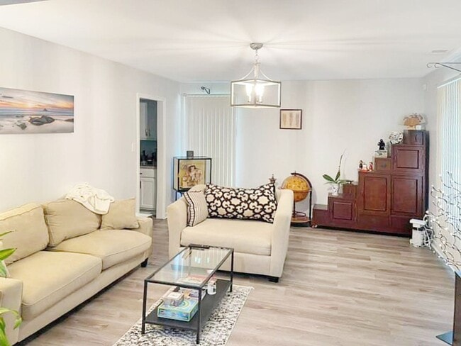 Building Photo - Beautifully Updated 3 Bedroom, 2.5 Bathroo...