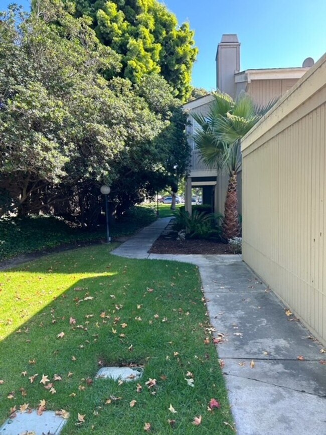 Foto del edificio - 3 Bedroom + 2.5 Bathroom Condo | Ralston Village Community | Ventura | Unfurnished