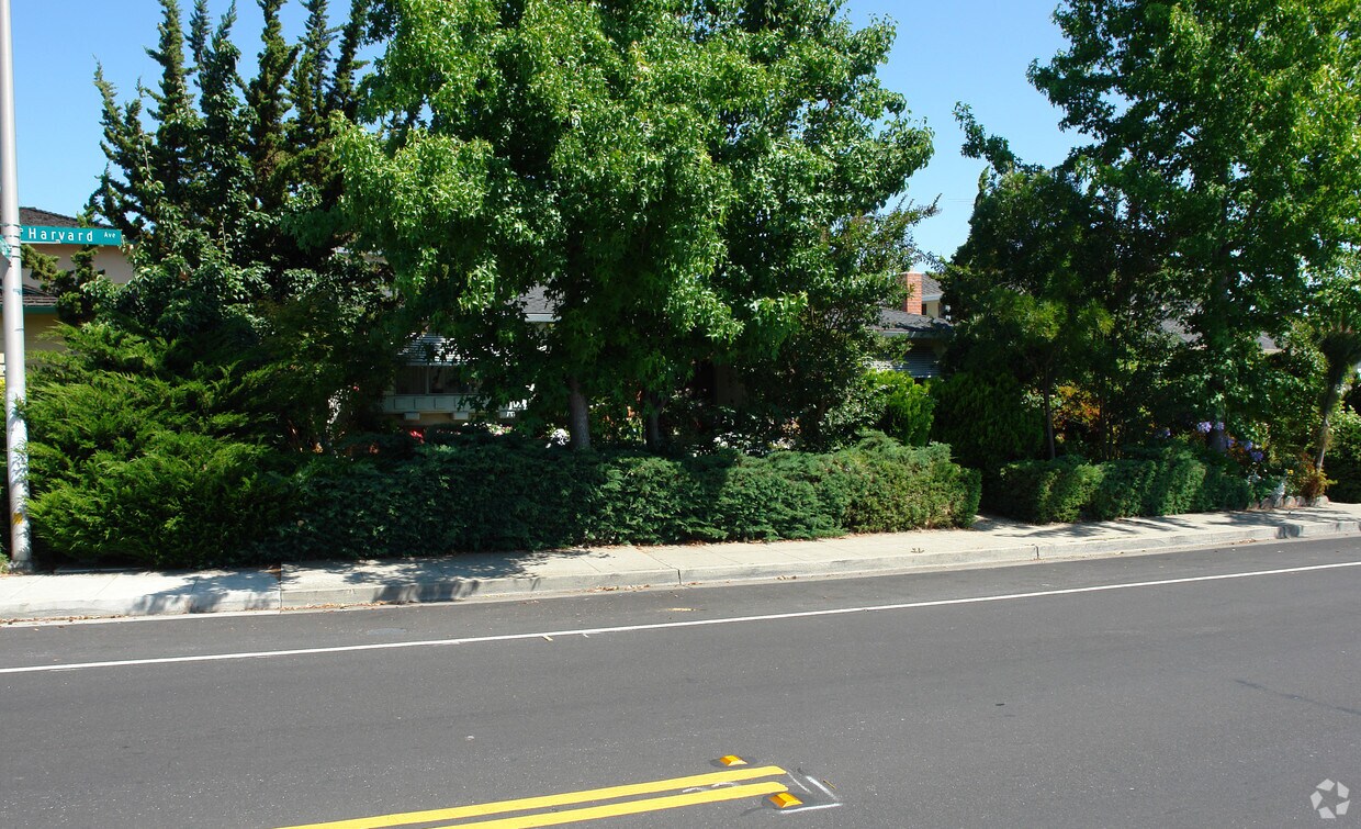 Foto del edificio - 702 Harvard Ave