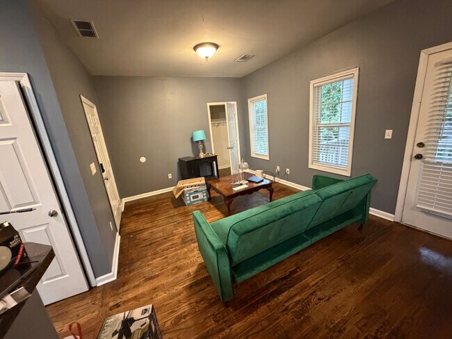 Foto del edificio - Room in Duplex on Ridge Ave NW