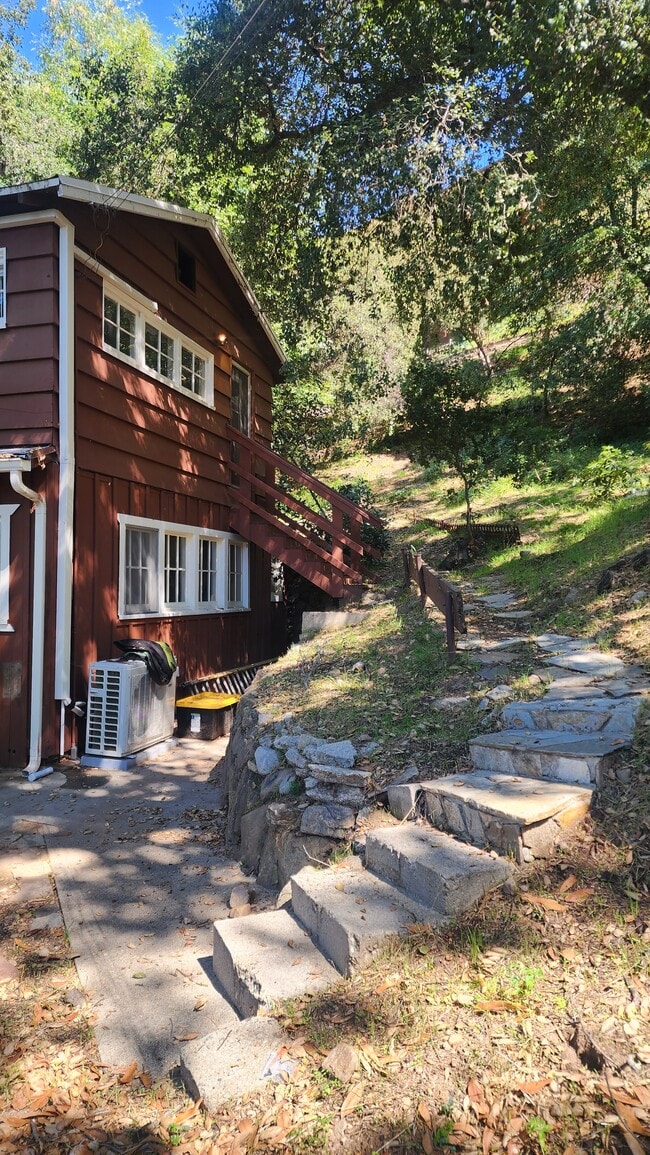 Building Photo - 9710 Mistletoe Rd