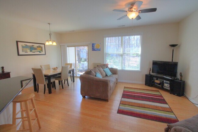 Foto del edificio - Beautiful 3 Bedroom/ 2.5 Bath Townhome in ...