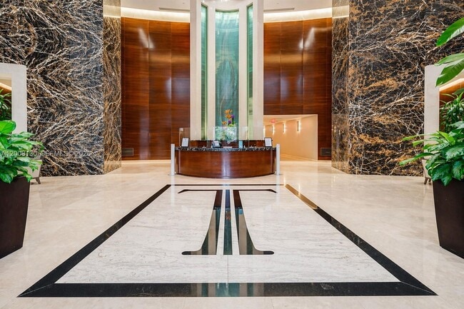 Foto del edificio - 15811 Collins Ave