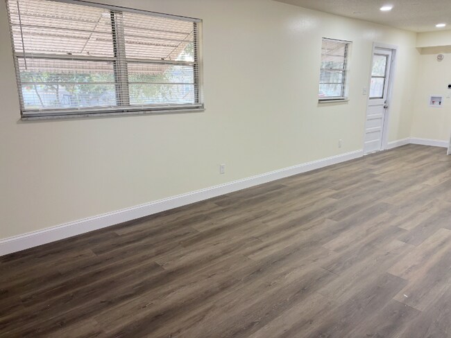 Foto del edificio - 1334 Lake Bonny Dr W