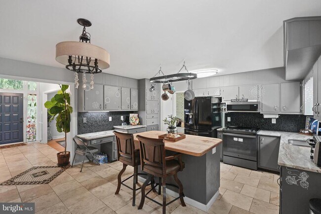 Foto del edificio - 5400 Woodlyn Ct