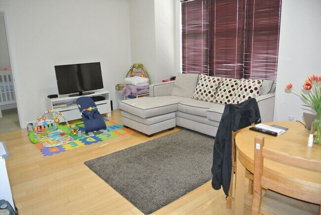 Foto del edificio - GREAT 2Br/2Bth in modern building. Central Air. Laundry in unit!