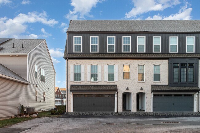 Building Photo - 4 Bedroom 2.5 Bathroom Town-Home For Rent ...