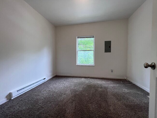 Building Photo - 629 Brockway Ave