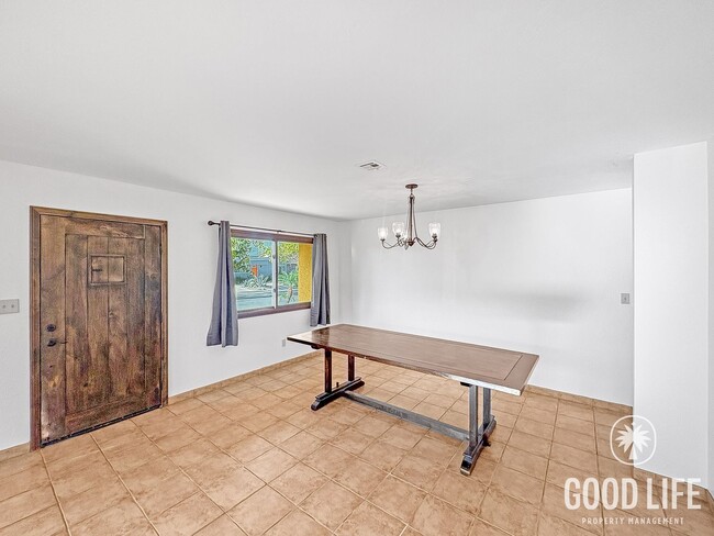 Building Photo - Rare Large Lot + Open Floorplan with Beautiful Artisting Styling