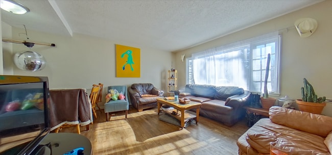 Building Photo - Fenced-in Yard + Off-Street Parking + Wash...