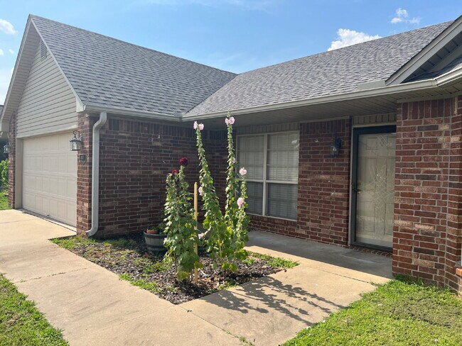 Foto del edificio - "Charming 3-Bedroom Home with 2 Full Baths in Fort Smith – Perfect Blend of Space and Comfort!"