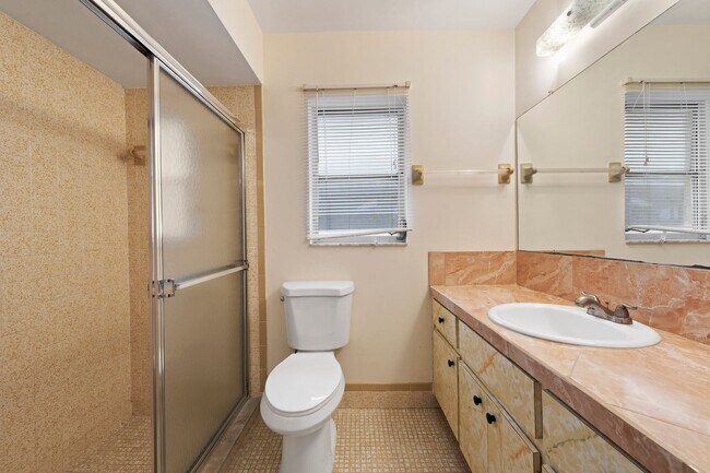 Foto del edificio - REDUCED! GREAT DEAL! NEWLY RENOVATED IN NAPLES PARK!!!!