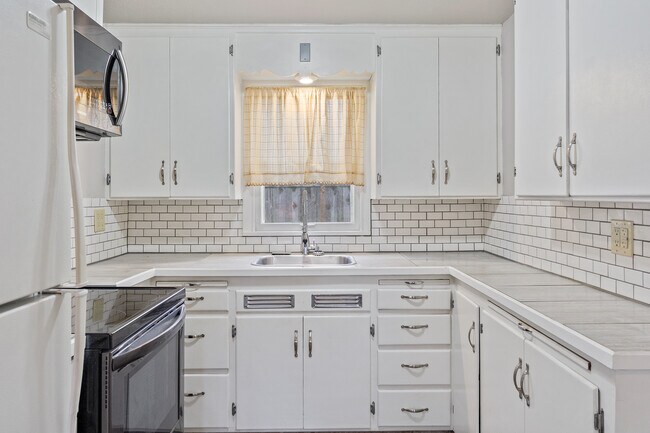 Building Photo - 4203 Sunset Dr W