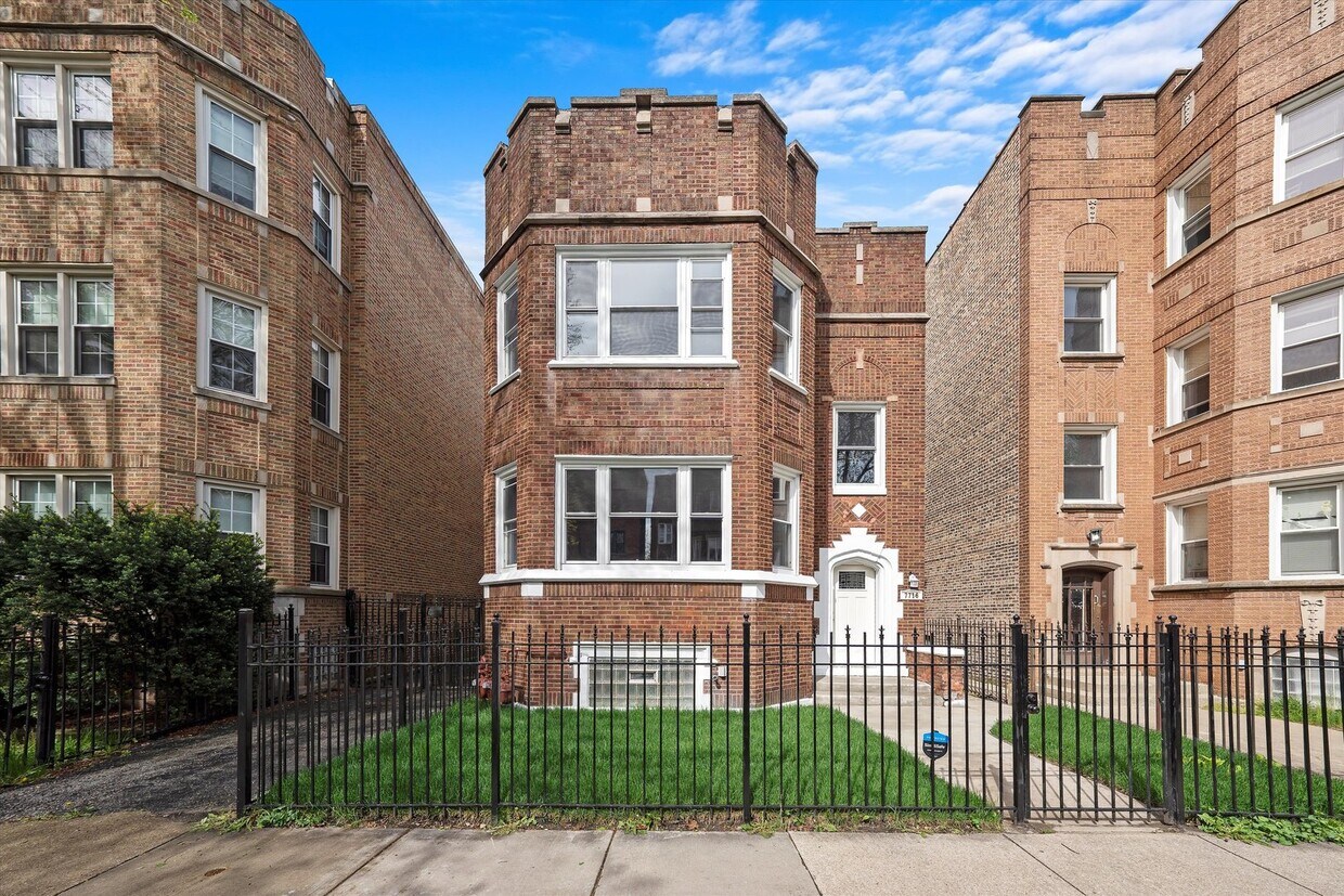 Primary Photo - 7716 S Kingston Ave