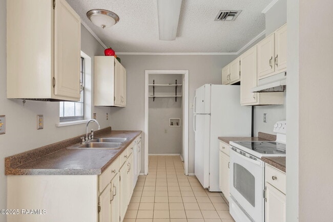 Building Photo - 209 Titan Dr