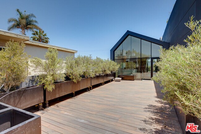 Foto del edificio - 209 Hollister Ave