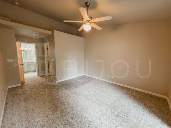 Foto del edificio - 6925 Ash Creek Heights