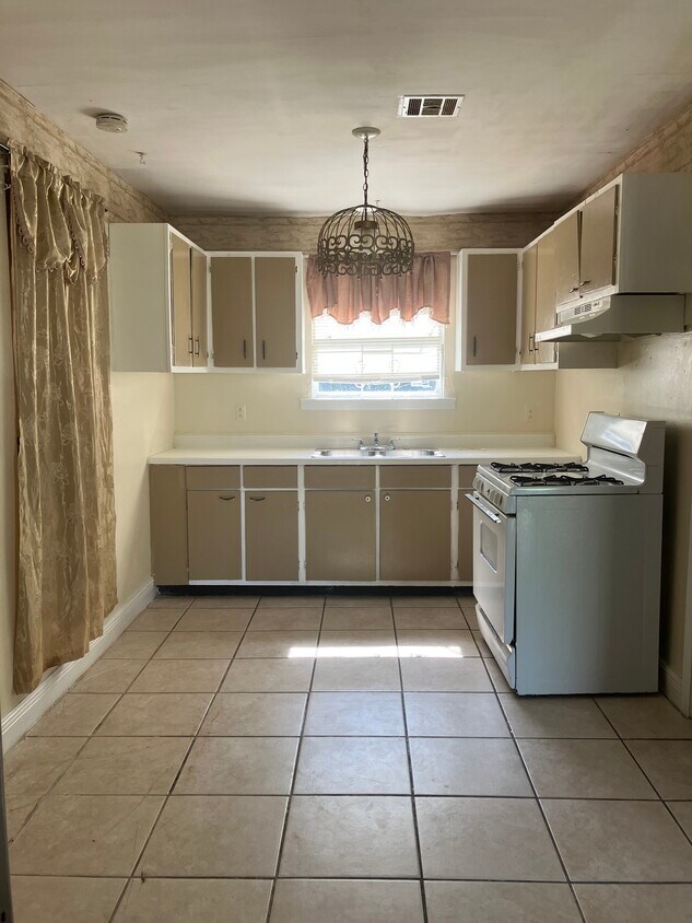Kitchen - 505 Saint Michael Ct